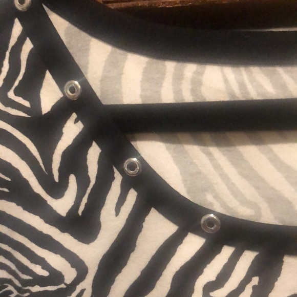 St. John Sport short sleeve zebra print top size extra large Stretchy material - Picture 3 of 5